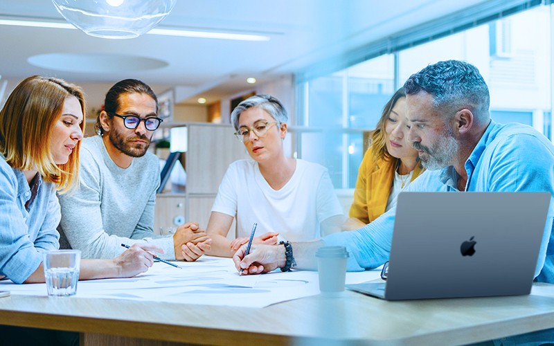 sec3_government_employees_meeting_onsite_macbook_pro_no_brand