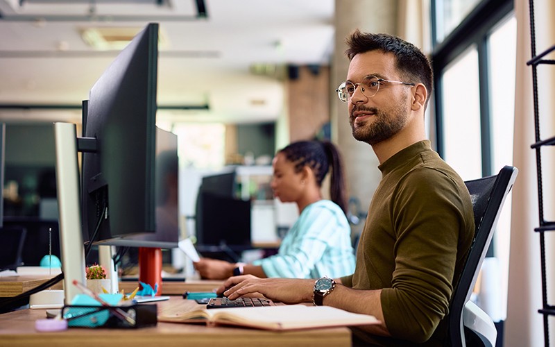 Understand software license usage across your organization with BigFix Inventory. Professionals working on their station