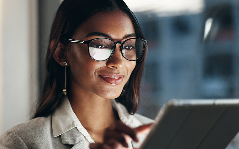 close-up-woman-tablet-device-smiling-is2032300987 close-up-woman-tablet-device-smiling-is2032300987