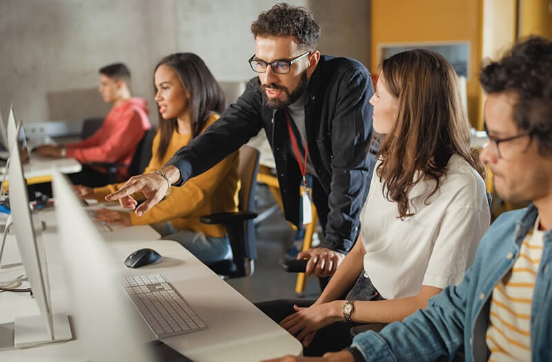 higher-education-lifestyle-ta-students-lab-technology