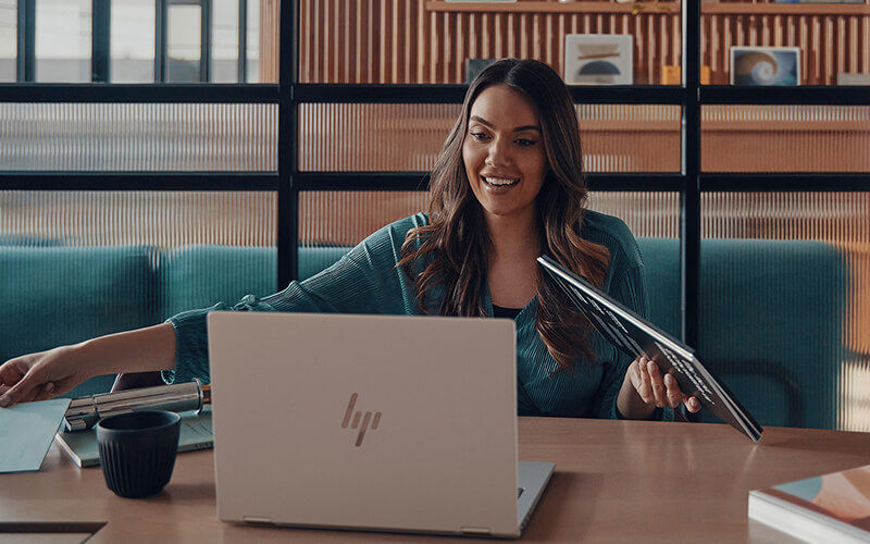 Woman using a HP laptop