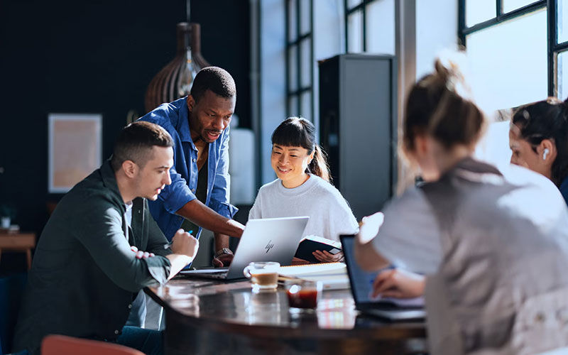 hp-group-working-on-laptop-collaborating hp-group-working-on-laptop-collaborating