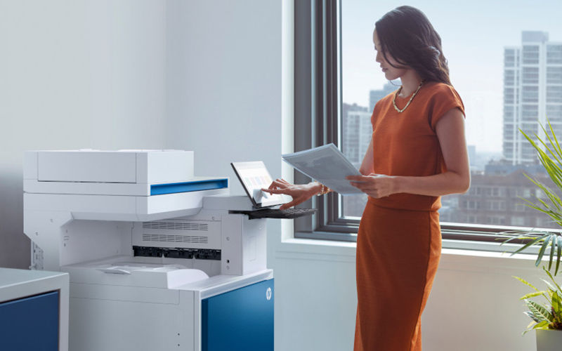 hp-woman-working-on-hp-print-device