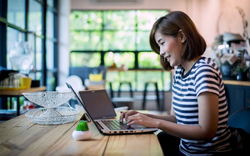 Get the most out of your growing small business Small business owner using Intel powered device