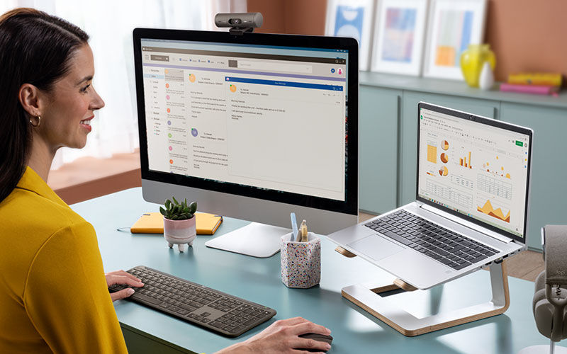 logitech-woman-working-lifestyle-core-workspace
