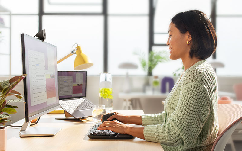logitech-woman-working-ergonomic-workspace