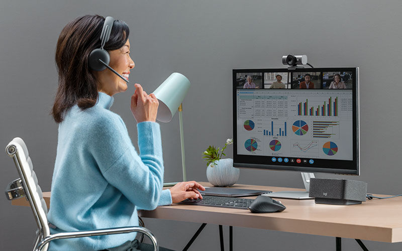 logitech-woman-working-lifestyle-advanced-workspace