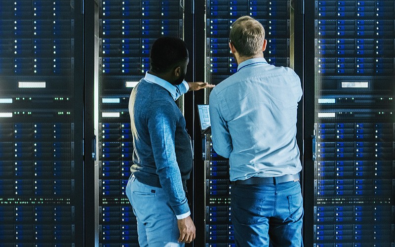 IT profesionals working together