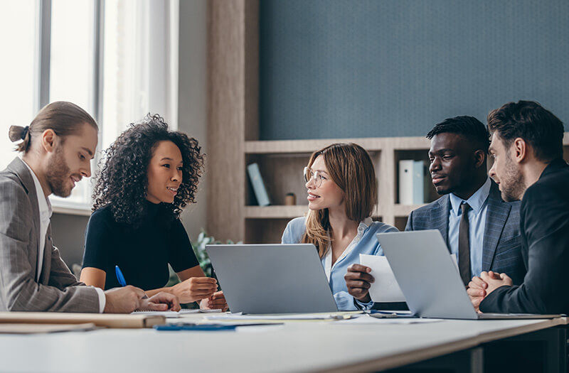 business-team-using-sharegate-on-their-laptop-ss-2412632103-charmhero